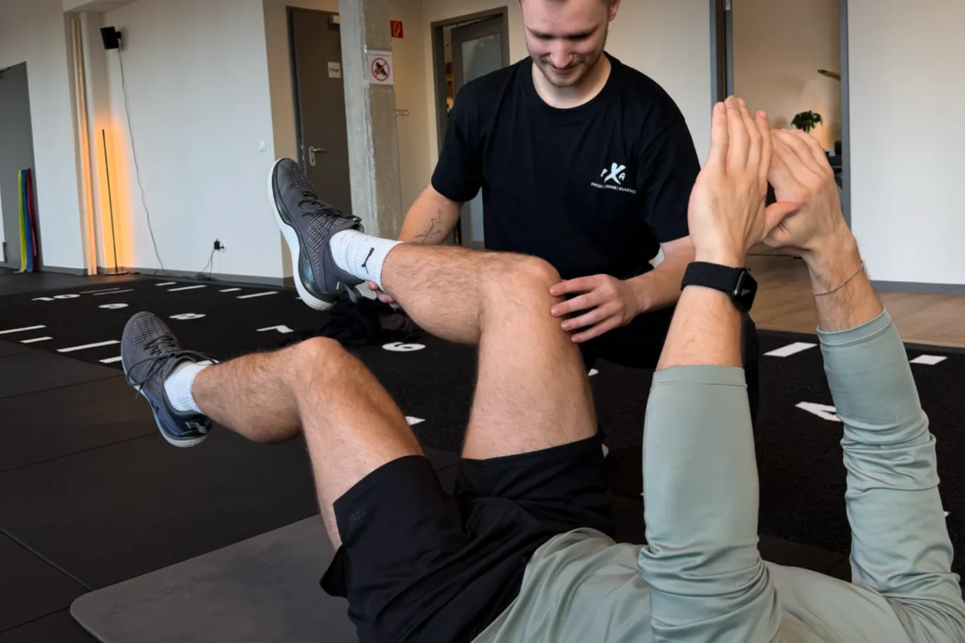 Klaas von PXA macht Krankengymnastik mit einem Patienten der modernen Physiotherapiepraxis in Hamburg