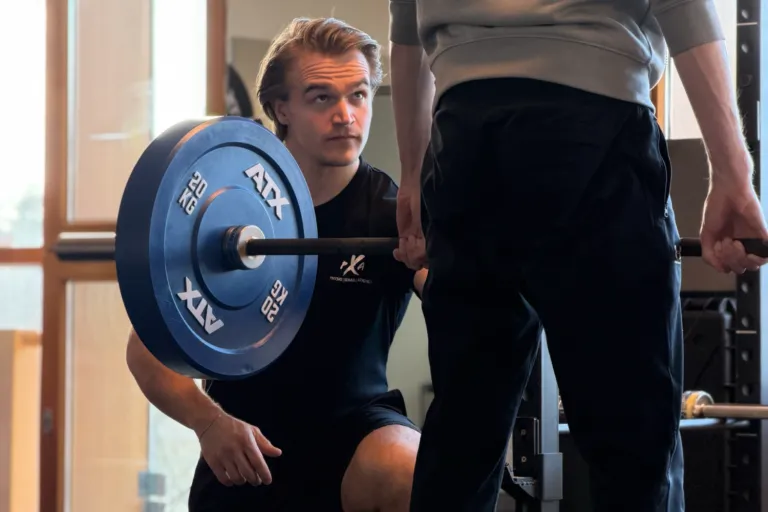 Athletiktraining bei PXA in Hamburg mit Hanteln