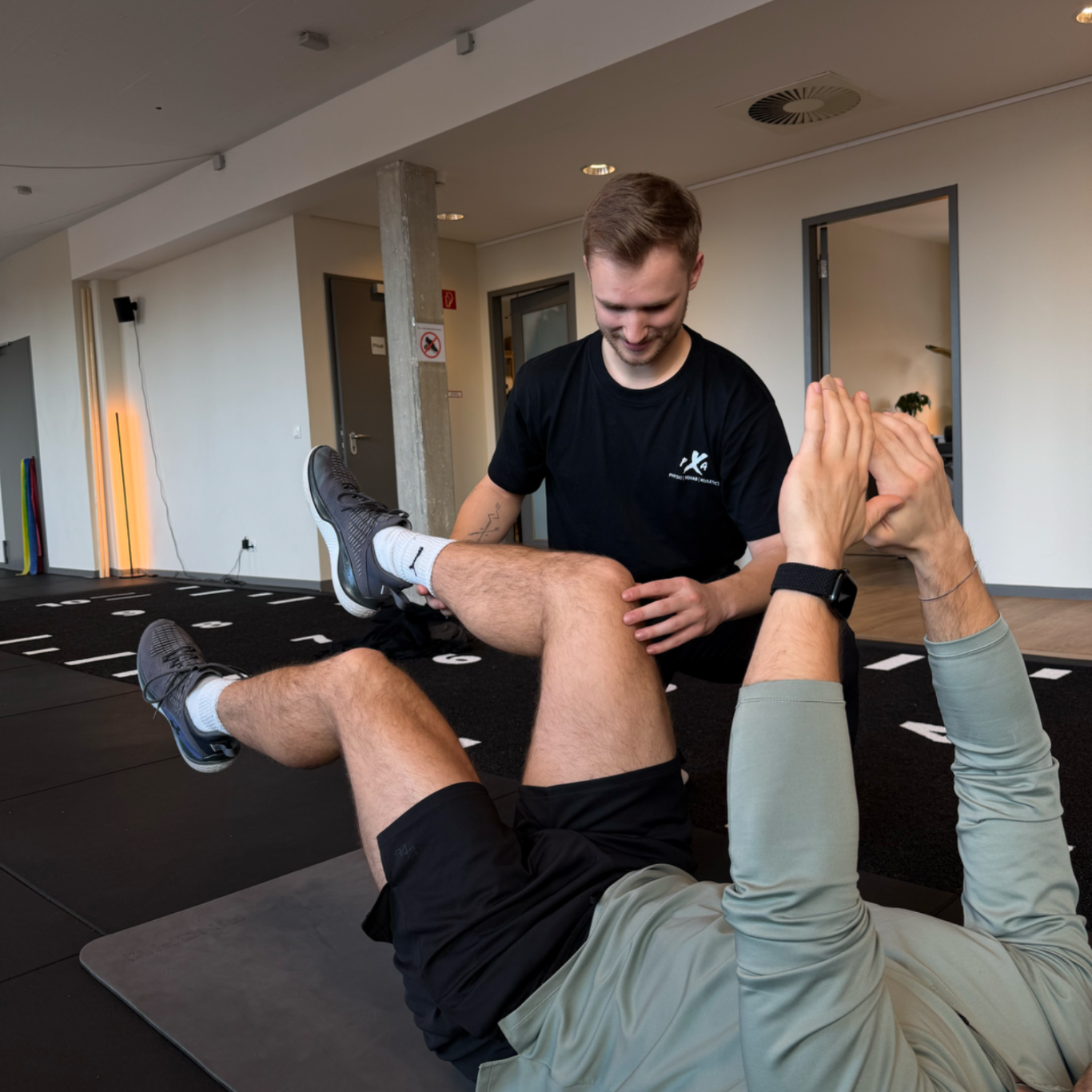 Aktive physiotherapeutische Übung im Rahmen der Krankengymnastik bei PXA in Hamburg